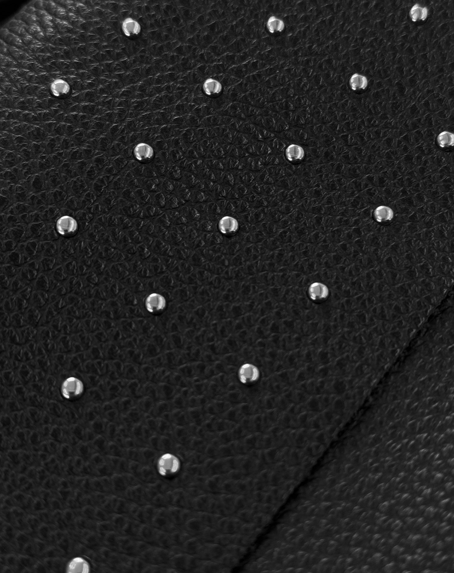 Lulu | Dames Schoudertas Zwart Leer met Flap en Studs voor Dagelijks Gebruik